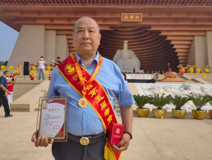 宰春成被授予河南省孝贤之星称号