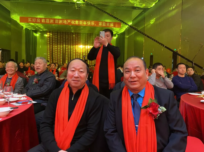 青峰网络公司总经理王晓飞3次红包雨互动 抽奖和红包互动,把联谊