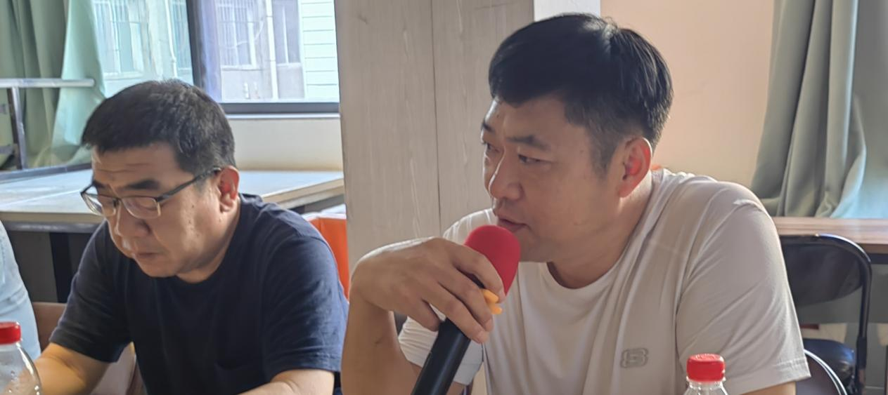 商会监事刘继军宣读对增补理事监督的意见（左为吴光辉）